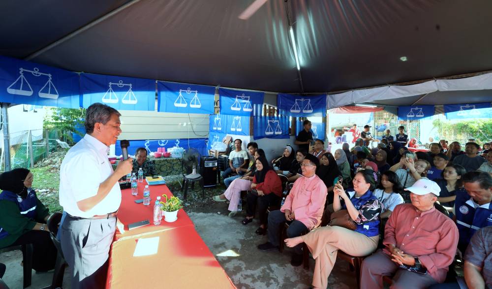 Foreign Minister and Umno Deputy President Datuk Seri Mohamad Hassan delivers a speech during his visit to PDM Muhibbah Tanjung Karamat at the Ziarah Kasih programme with residents of Kampung Contoh Petagas on Thursday. Photo by Bernama