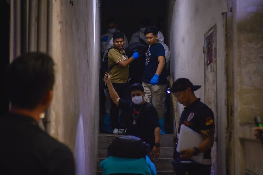 A man believed to be a foreign national was found dead, suspected to have been murdered, on the staircase of a shophouse in Puchong Jaya here on Thursday. Photo by Bernama