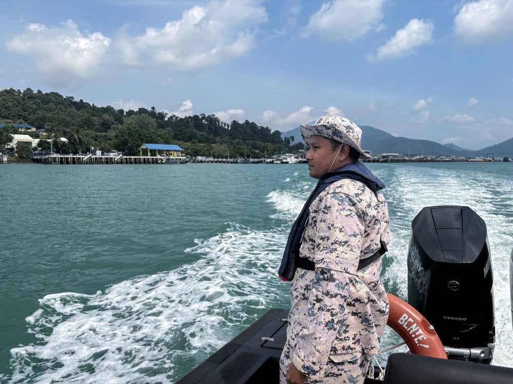 Officers from the Malaysian Maritime Enforcement Agency (Maritim Malaysia) are conducting a search operation for Myanmar Rohingya and Bangladeshi migrants reported to have capsized in the waters off Pulau Tarutao, approximately 2.5 nautical miles north of Langkawi. Photo by Bernama