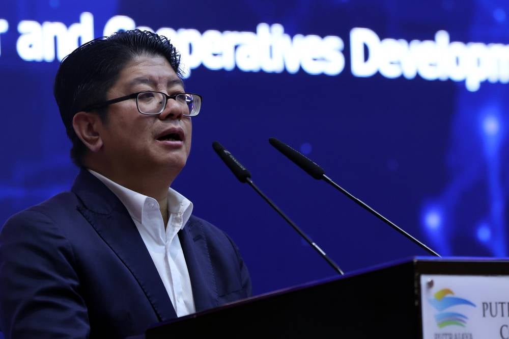 Datuk Ewon Benedick has confirmed that he tendered his resignation as Entrepreneur Development and Cooperatives Minister on Monday (Nov 10) morning. Bernama FILE PIX