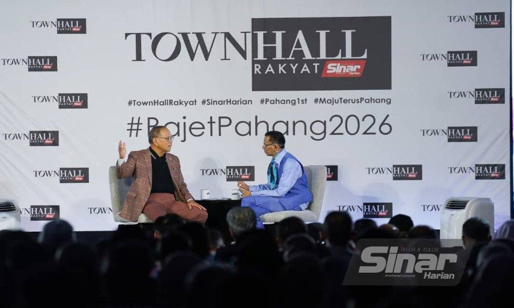 Pahang Menteri Besar Datuk Seri Wan Rosdy Wan Ismail during the Town Hall Rakyat programme organised by Sinar Harian with Azhar Sulaiman as the host at Dewan Datuk Seri Abdul Manan Ismail on Tuesday. - Photo by ROSLI TALIB