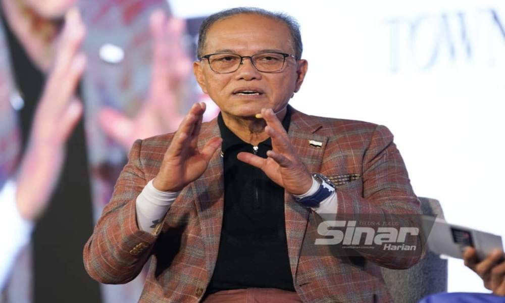 Pahang Menteri Besar Datuk Seri Wan Rosdy Wan Ismail during the Town Hall Rakyat programme organised by Sinar Harian at Dewan Datuk Seri Abdul Manan Ismail on Tuesday. - Photo by ROSLI TALIB