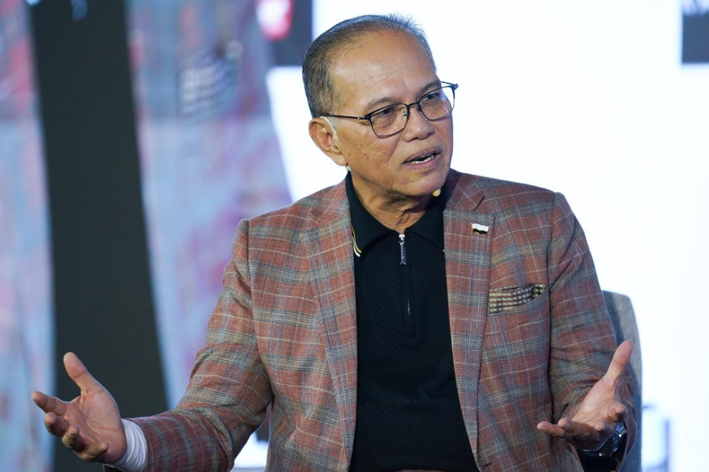 Pahang Menteri Besar Datuk Seri Wan Rosdy Wan Ismail during the Town Hall Rakyat programme organised by Sinar Harian at Dewan Datuk Seri Abdul Manan Ismail on Tuesday. - Photo by ROSLI TALIB