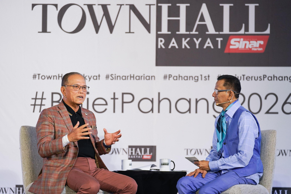 Pahang Menteri Besar Datuk Seri Wan Rosdy Wan Ismail during the Town Hall Rakyat programme organised by Sinar Harian with Azhar Sulaiman as the host at Dewan Datuk Seri Abdul Manan Ismail on Tuesday. - Photo by ROSLI TALIB