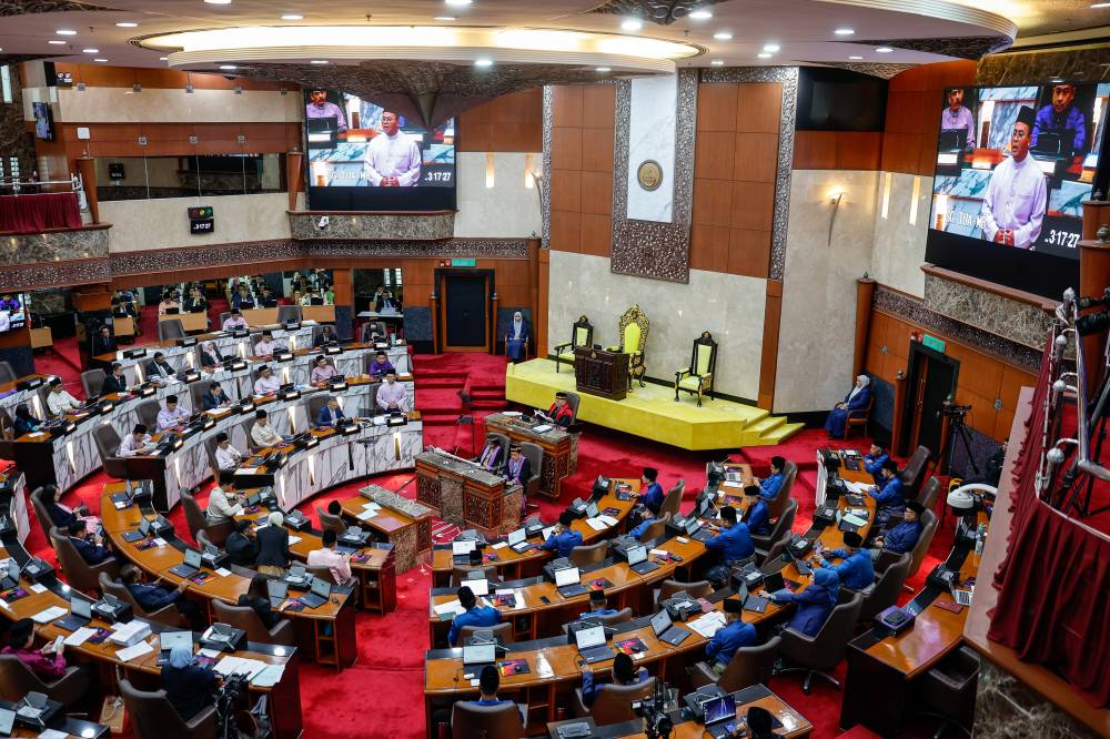 The Selangor state government today announced a Special Financial Incentive (BKK) of three months’ salary for civil servants in the state. Photo by Bernama