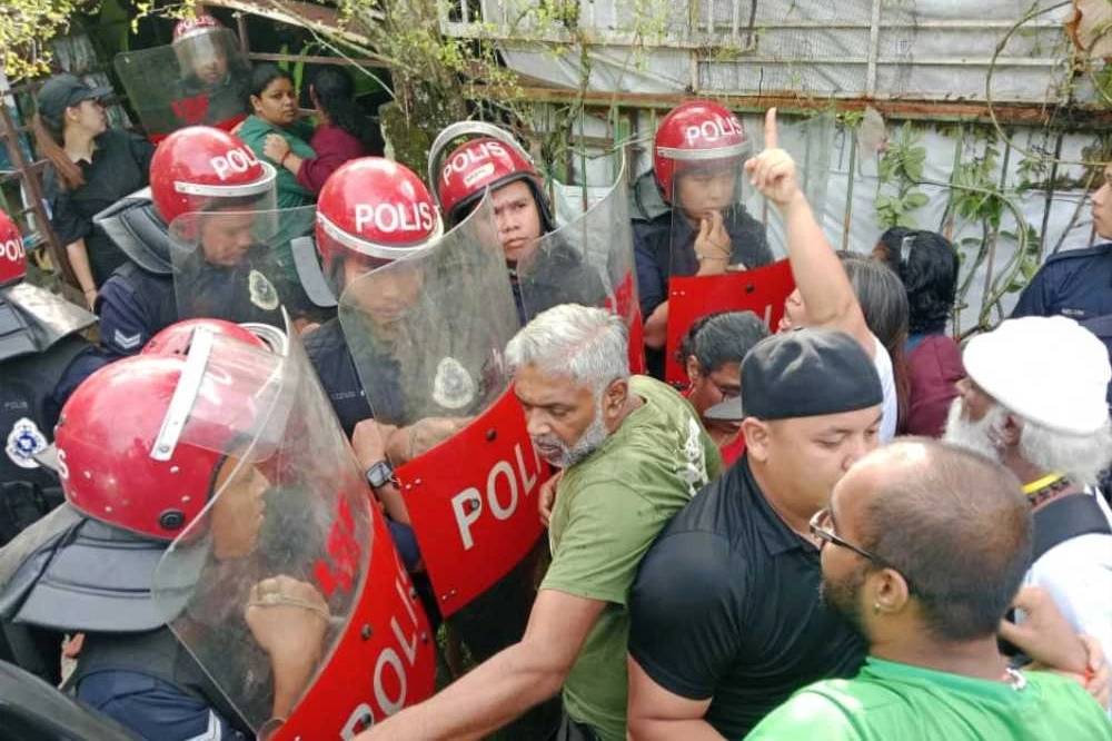The demolition of homes in Kampung Jalan Papan, Pandamaran, Klang, has sparked a tense clash between residents, developers and the Selangor state government.
