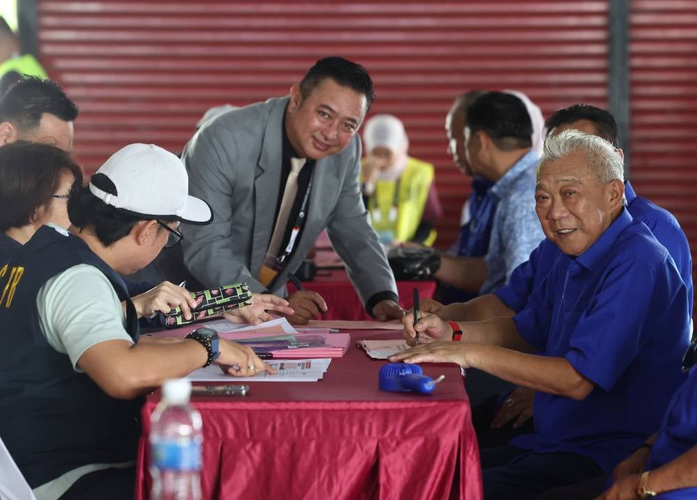 Sabah Barisan Nasional chairman and Umno chief Datuk Seri Bung Moktar Radin filed his nomination papers at Dewan Sri Lamag on Saturday (Nov 15). Photo by Bernama