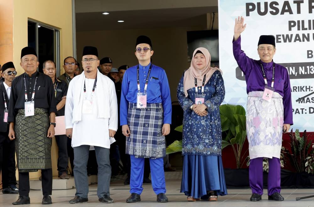 Gabungan Rakyat Sabah (GRS) Chairman Datuk Seri Hajiji Noor (right) was announced as the candidate contesting for the N.12 Sulaman State Legislative Assembly seat in conjunction with the 17th Sabah State Election at Dewan Seri Sulaman, today. Photo by Bernama