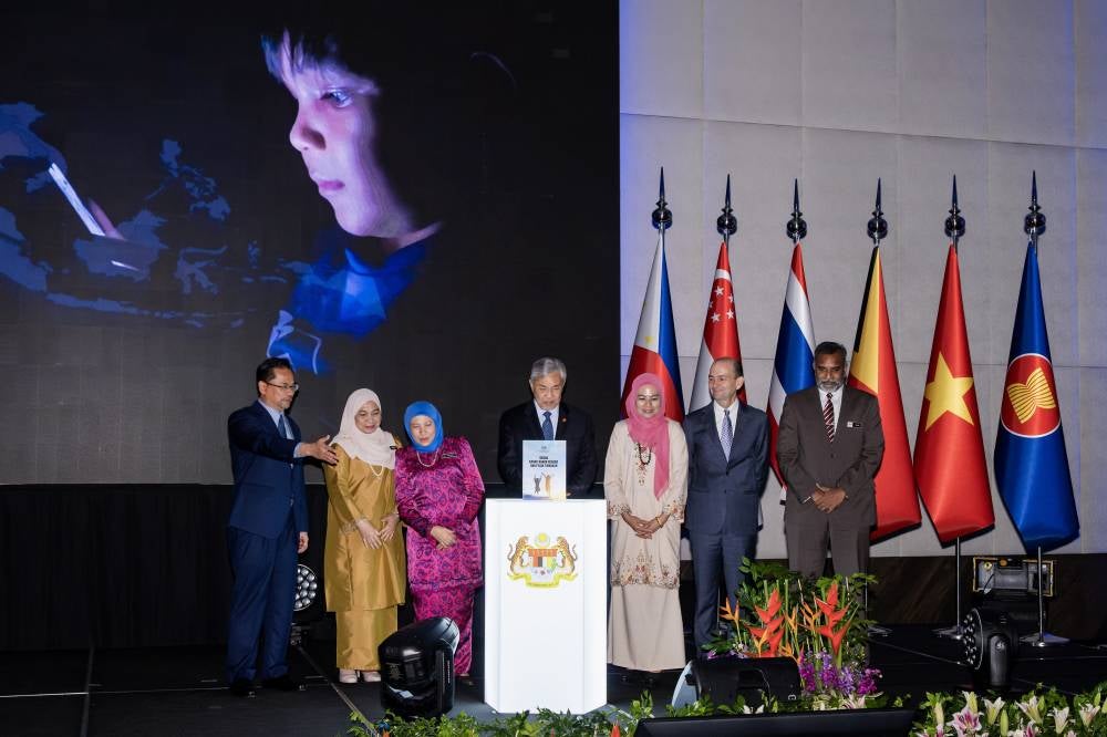 Deputy Prime Minister Datuk Seri Ahmad Zahid Hamidi (fourth from left) launches the National Children’s Policy and Action Plan at the Opening Ceremony of the 2025 Asean ICT Forum on Child Online Protection held at Hilton Kuala Lumpur today. Photo by Bernama
Also present were Women, Family and Community Development Minister Datuk Seri Nancy Shukri (third from left) and UNICEF Representative to Malaysia, Robert Gass (second from right).
