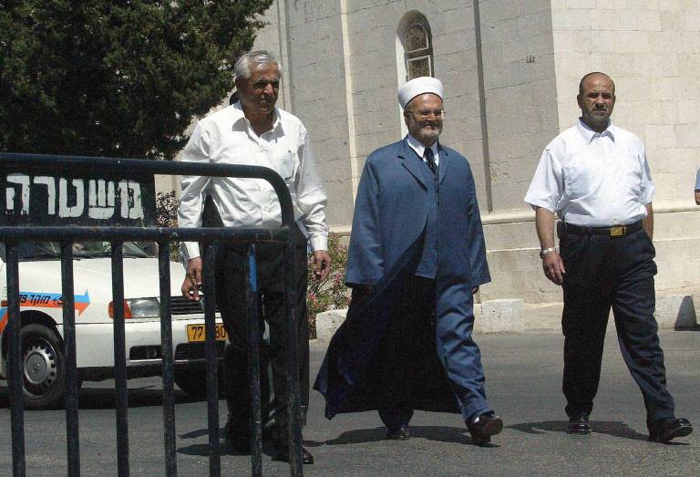 Palestinian Mufti of Jerusalem Sheikh Ekrima Sabri (C) arrives at a Jerusalem police station to be interrogated June 17, 2003. - (Photo by ATTA OWEISAT / YEDIOTH AHRANOT / AFP)