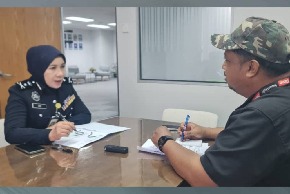Sinar reporter Izwan Rozlin interviewed Siti Kamsiah at her office recently.
