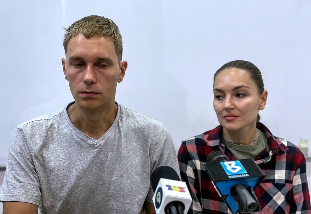 Russian couple Nikita Lakubanets, 32, and his wife Olga, 32, speaking at a press conference regarding the death of their two-year-old son, who was reportedly stung by a jellyfish at Chenang Beach, Langkawi, last Saturday. Photo by Bernama