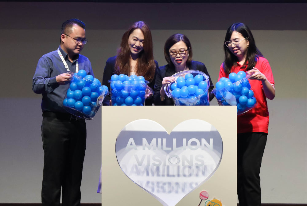 (From left to right) Dr Wong King Tung, Principal of Sekolah Sri UCSI Kuala Lumpur Campus, Nigella Ngo, Head of Marketing at HOYA Malaysia, Lew Chee Quin, Marketing Director of HOYA Malaysia, and Esther Lau Siew Sieng, Lecturer of UCSI University, officiating the closing ceremony of ‘A Million Vision’s campaign.