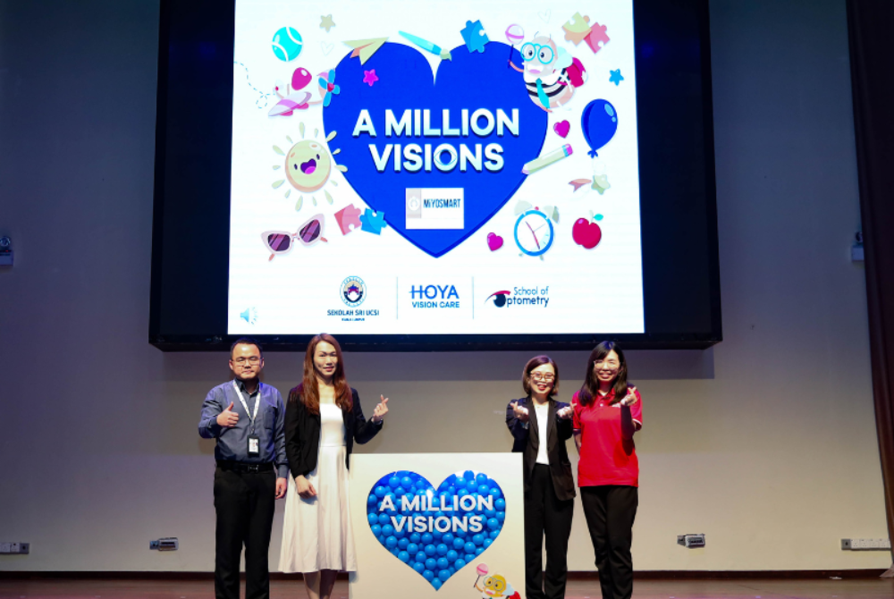 (From left to right) Dr Wong King Tung, Principal of Sekolah Sri UCSI Kuala Lumpur Campus, Nigella Ngo, Head of Marketing at HOYA Malaysia, Lew Chee Quin, Marketing Director of HOYA Malaysia, and Esther Lau Siew Sieng, Lecturer of UCSI University, officiating the closing ceremony of ‘A Million Vision’s campaign.
