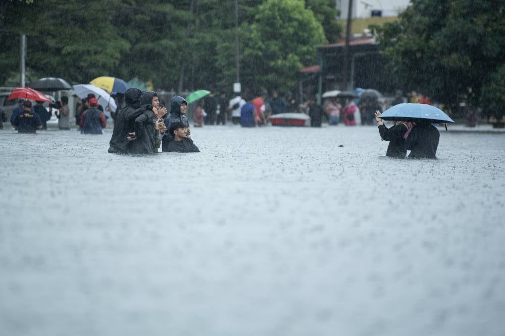 The nationwide flood situation worsened as evacuee numbers rose to 10,750 as of 6am on Monday, reflecting severe weather and rising river levels across eight states. - Photo by Bernama