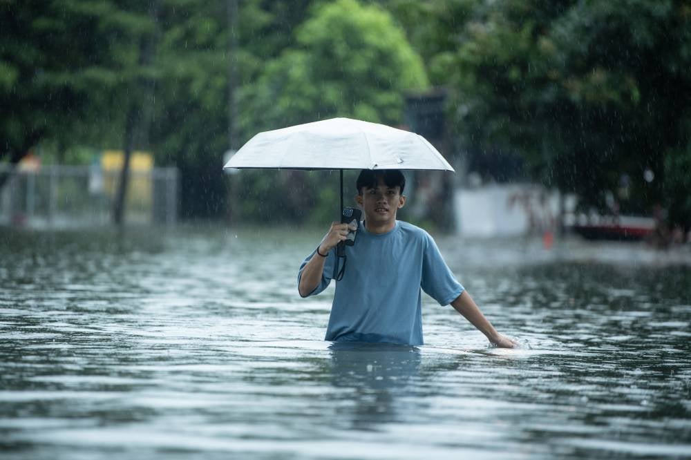 Flood situation at Taman Bendahara, Pengkalan Chepa - Photo by Bernama