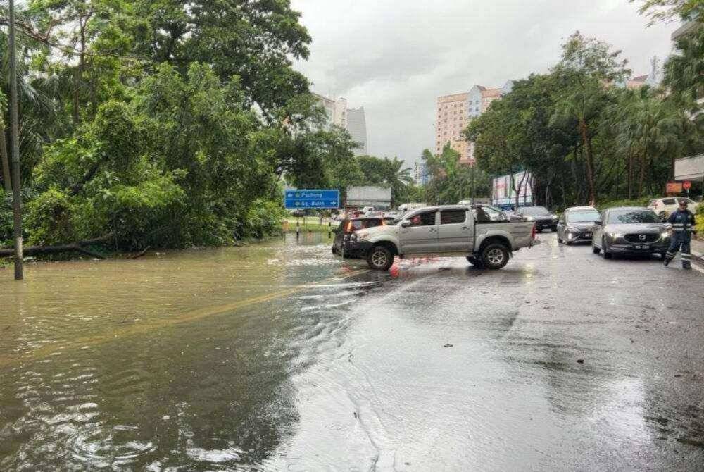 Shah Alam faces rising water levels and potential flooding after heavy rain, with MBSA’s Pantas Team actively monitoring vulnerable areas. Photo: Courtesy of MBSA's X account.