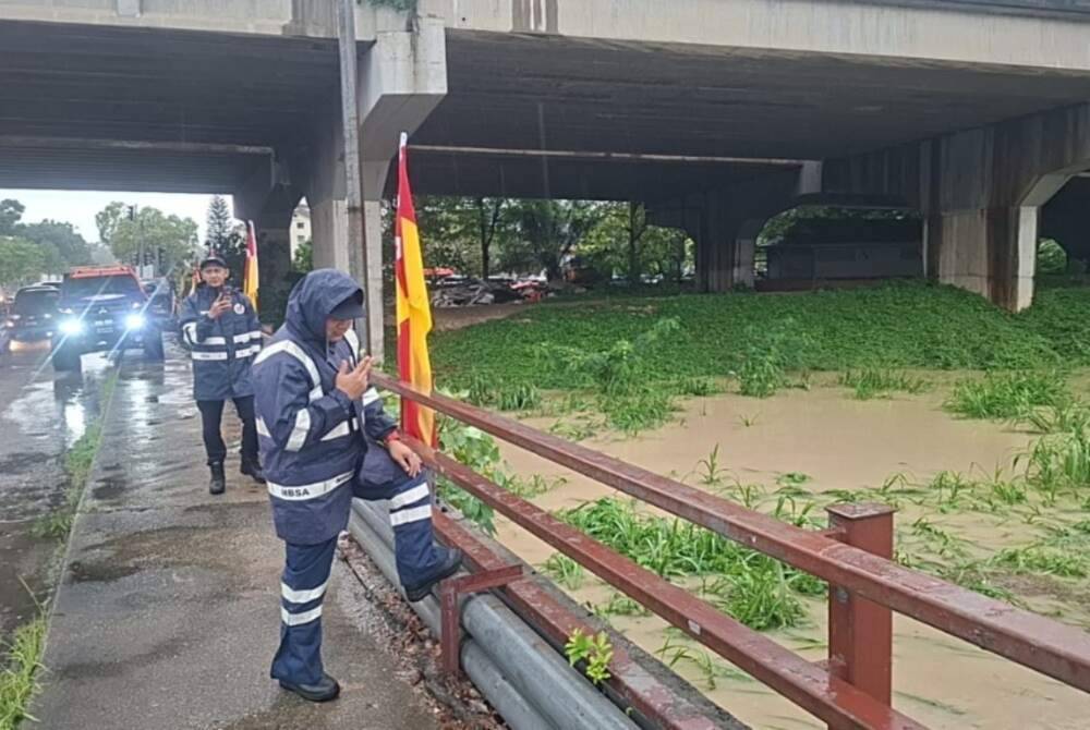 Shah Alam faces rising water levels and potential flooding after heavy rain, with MBSA’s Pantas Team actively monitoring vulnerable areas. Photo: Courtesy of MBSA's X account.