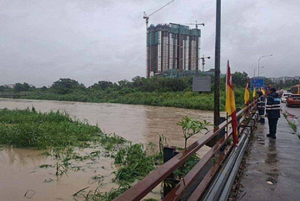 Shah Alam faces rising water levels and potential flooding after heavy rain, with MBSA’s Pantas Team actively monitoring vulnerable areas. Photo: Courtesy of MBSA's X account.