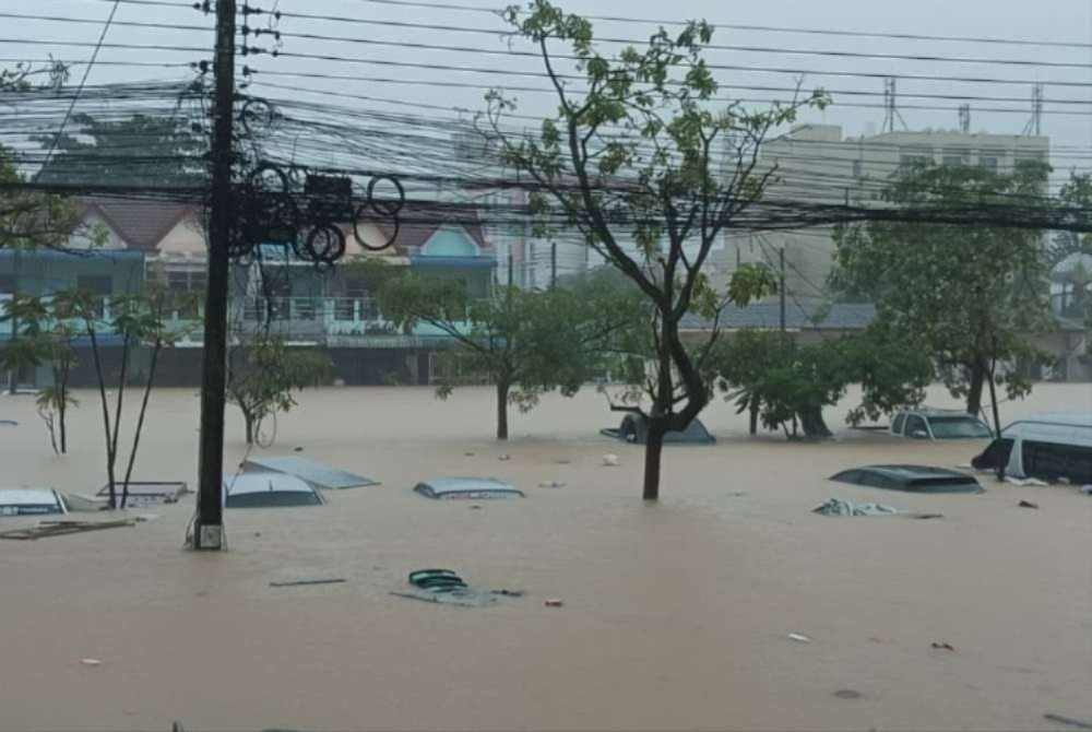 The non-stop rain since Sunday caused water levels to keep rising, submerging several vehicles that were previously still visible. - Photo courtesy of Baharin Baharom
