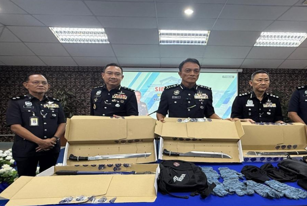 The police seized three machetes, a grille cutter, three face masks and three pairs of gloves at the scene, while the injured policeman is receiving treatment at the Melaka Hospital. Photo by Bernama