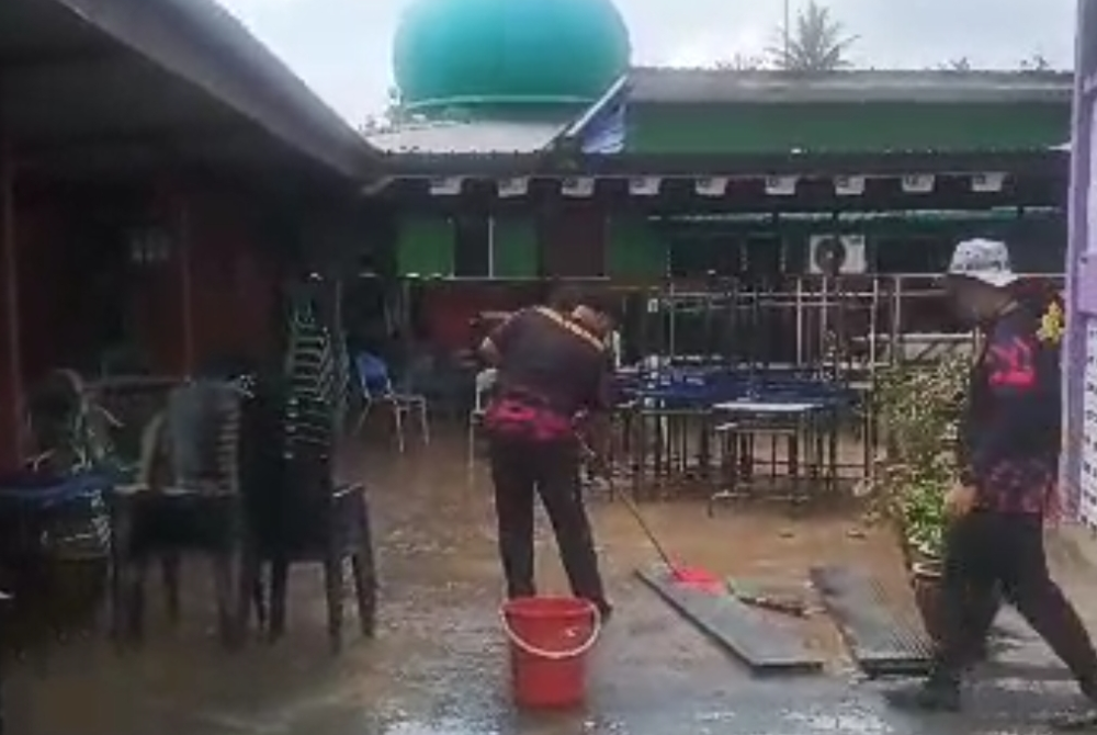 FRU personnel also helped clean the Kafa Integrasi Kampung Sungai Serai school.