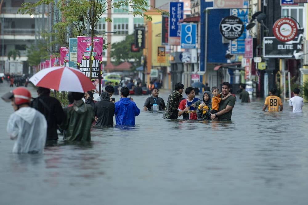 The flood situation at Taman Bendahara, Pengkalan Chepa during an observation on Nov 23. Bernama FILE PIX
