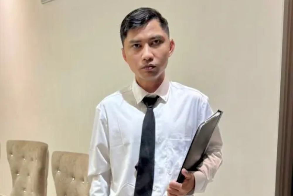 Despite growing up with learning difficulties and a stutter, he started his career as a Bahasa Melayu teacher in Johor Bahru. Photo source: DrAinunNasihah (X)