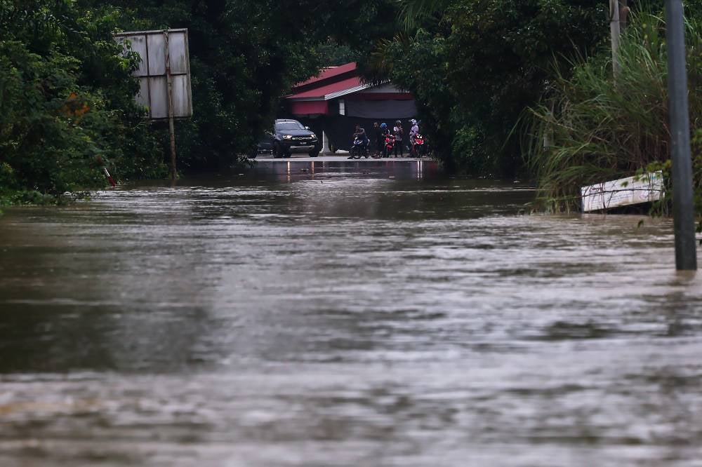MetMalaysia issued a danger-level continuous rain warning for Terengganu, Pahang, Selangor, Negeri Sembilan and the Federal Territory of Putrajaya, with the adverse weather expected to persist until this Saturday. - Photo by Bernama