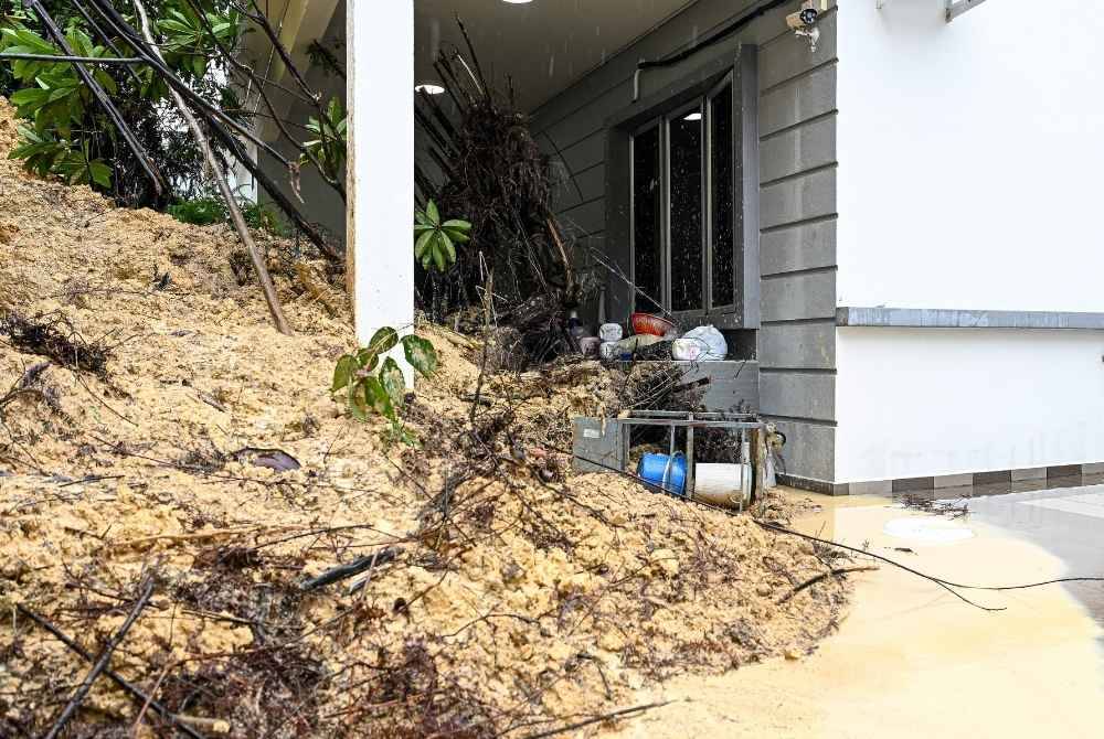 A landslide occurred in a residential area at around 3.55am this morning at Jalan Bukit Berlian 2, Taman Bukit Berlian, Seremban. - Bernama photo