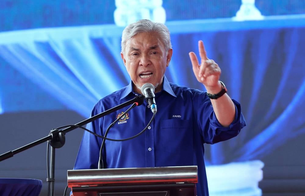 Deputy Prime Minister Datuk Seri Ahmad Zahid Hamidi delivers a speech at the Sentuhan Kasih Desa @ Bongawan event in Bongawan today. - Photo: Bernama