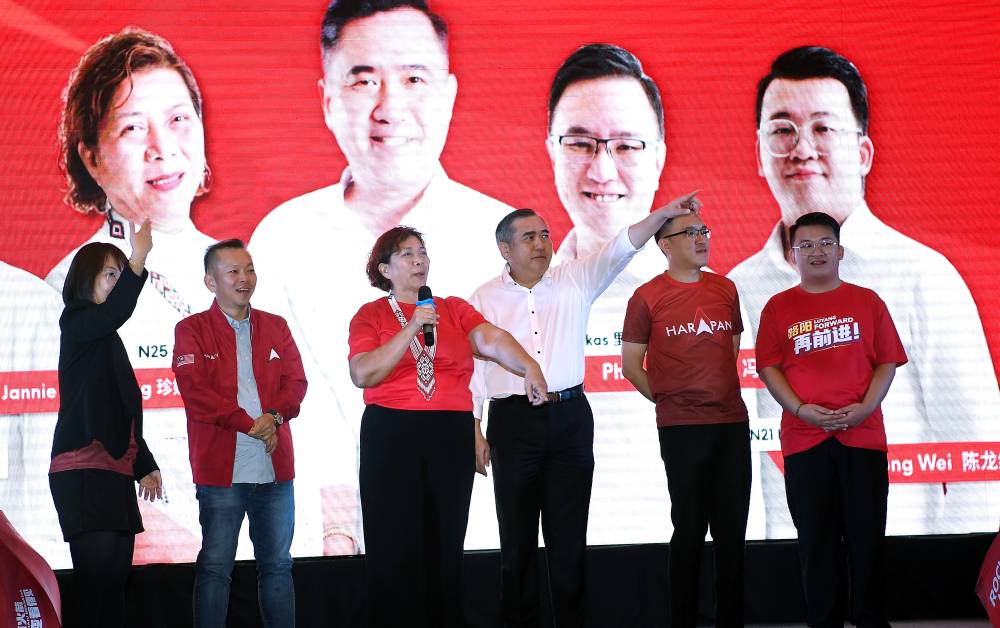 DAP Secretary-General Anthony Loke, along with the DAP candidates who will be contesting in the 17th Sabah State Election, while campaigning in Penampang tonight.
From left, Candidate for N.22 Tanjung Aru, Chan Foong Hin, Candidate for N.25 Kapayang Jannie Lasimbang, Candidate for N.19 Likas Phoong Jin Zhe, and Candidate for N.21 Luyang Chan Loong Wei. (BERNAMA PHOTO)
