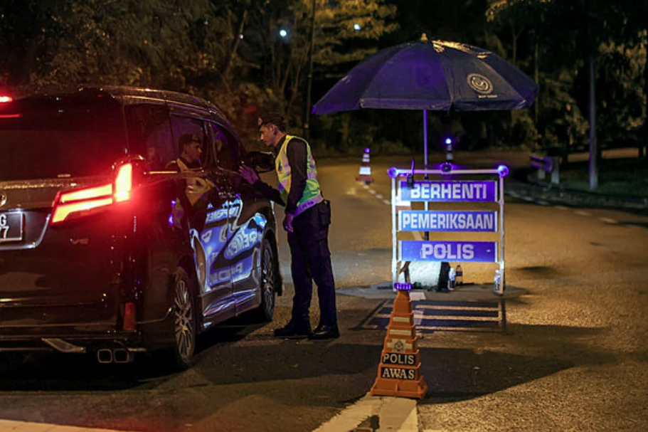 The main entrance to Istana Seri Kinabalu here is tightly guarded tonight by the police.