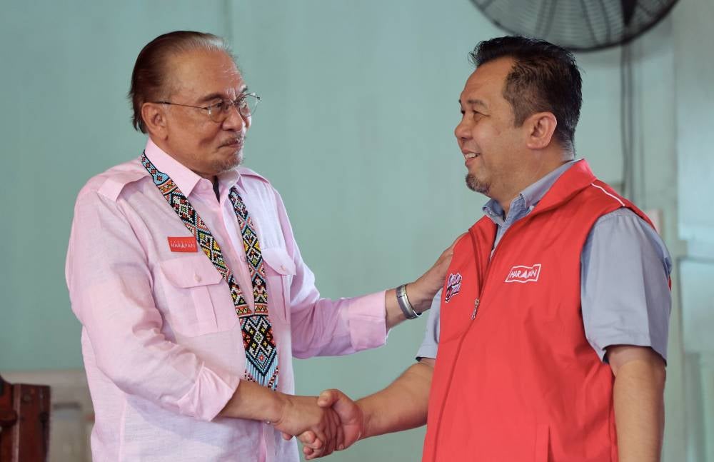 TENOM, 16 Nov -- Perdana Menteri Datuk Seri Anwar Ibrahim (kiri) memperkatakan sesuatu kepada calon Parti Harapan bagi Dewan Undangan Negeri (DUN) Melalap Datuk Jamawi Jaafar selepas menghadiri Program Ramah Mesra YAB Perdana Menteri Sayang Sabah bersama Pemimpin Masyarakat DUN Melalap hari ini.--fotoBERNAMA (2025) HAK CIPTA TERPELIHARA