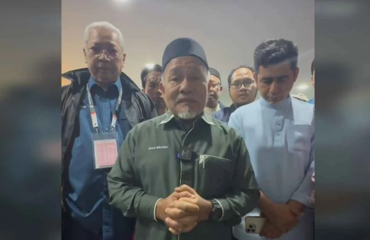 Tuan Ibrahim (Centre)