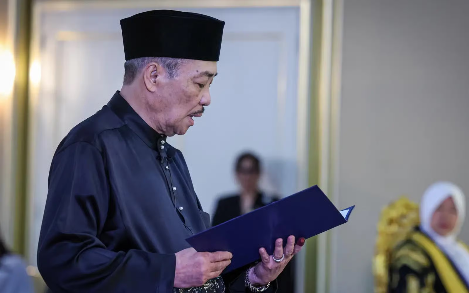 Gabungan Rakyat Sabah (GRS) chairman Datuk Seri Hajiji Noor has been sworn in as Sabah Chief Minister for a second term before Yang di-Pertua Negeri Tun Musa Aman. Photo by Bernama