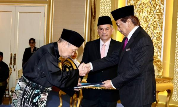 Gabungan Rakyat Sabah (GRS) chairman Datuk Seri Hajiji Noor has been sworn in as Sabah Chief Minister for a second term before Yang di-Pertua Negeri Tun Musa Aman. Photo by Bernama