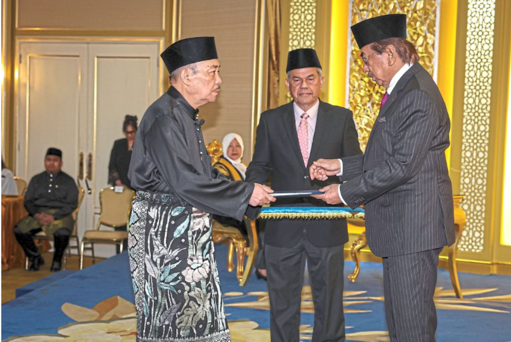 Hajiji taking the oath before Musa during the swearing-in ceremony at Istana Seri Kinabalu following the conclusion of the 17th Sabah state election. Photo: Bernama