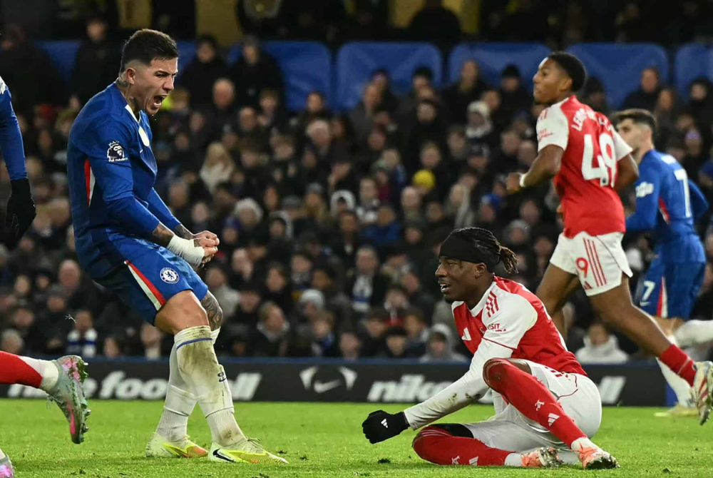 Chelsea’s Argentinian midfielder #08 Enzo Fernandez (left) gestures to Arsenal’s English defender #20 Noni Madueke (right) during the English Premier League football match at Stamford Bridge in London on Sunday. Photo: AFP