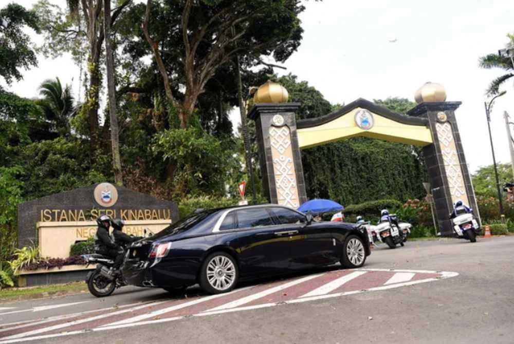 The official vehicle of the Sabah Yang di-Pertua Negeri, Tun Musa Aman, entered the grounds of Istana Seri Kinabalu on Monday. Photo: Bernama.
