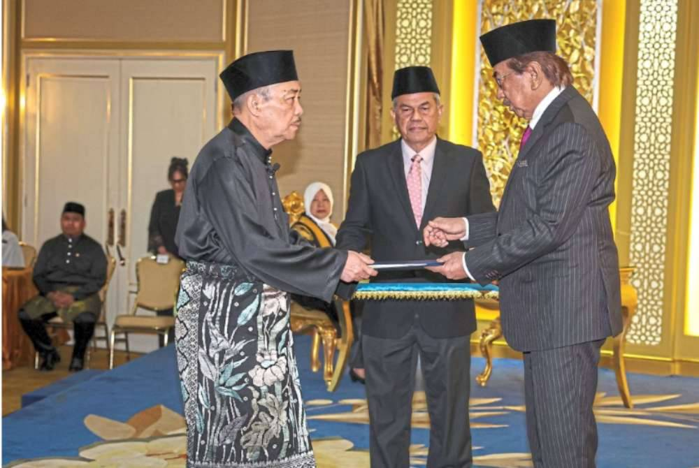 Sabah Chief Minister Datuk Seri Hajiji Noor who retained the Sulaman seat, took the oath before Yang di-Pertua Negeri Tun Musa Aman following the formation of a coalition government between GRS, Upko, Pakatan Harapan and five Independents. - Bernama photo