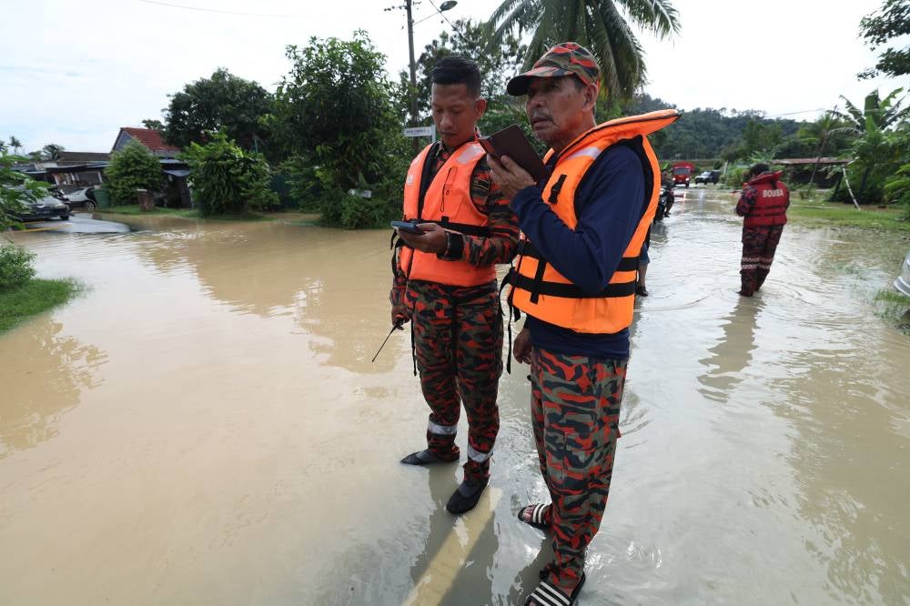 Fire and Rescue Department personnel make preparations for rescue work involving flood victims at Taman Sri Nanding. Photo by Bernama