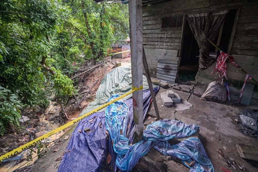 The landslide situation in Kampung Bukit Kala, Kampung Orang Asli Batu 12, Gombak following heavy rain last Wednesday (Dec 3, 2025).- Bernama photo