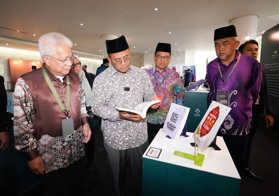 Menteri Besar Datuk Seri Amirudin Shari (two left) visiting a booth at the World #Quran Convention 2025 at the Perdana Hall, Miti, Kuala Lumpur. He was accompanied by WUIF founder Datuk Hussamuddin Yaacub (left) and Jakim deputy director-general (operations) Datuk Mohamad Ajib Ismail (right). - Photo by ROSLI TALIB
