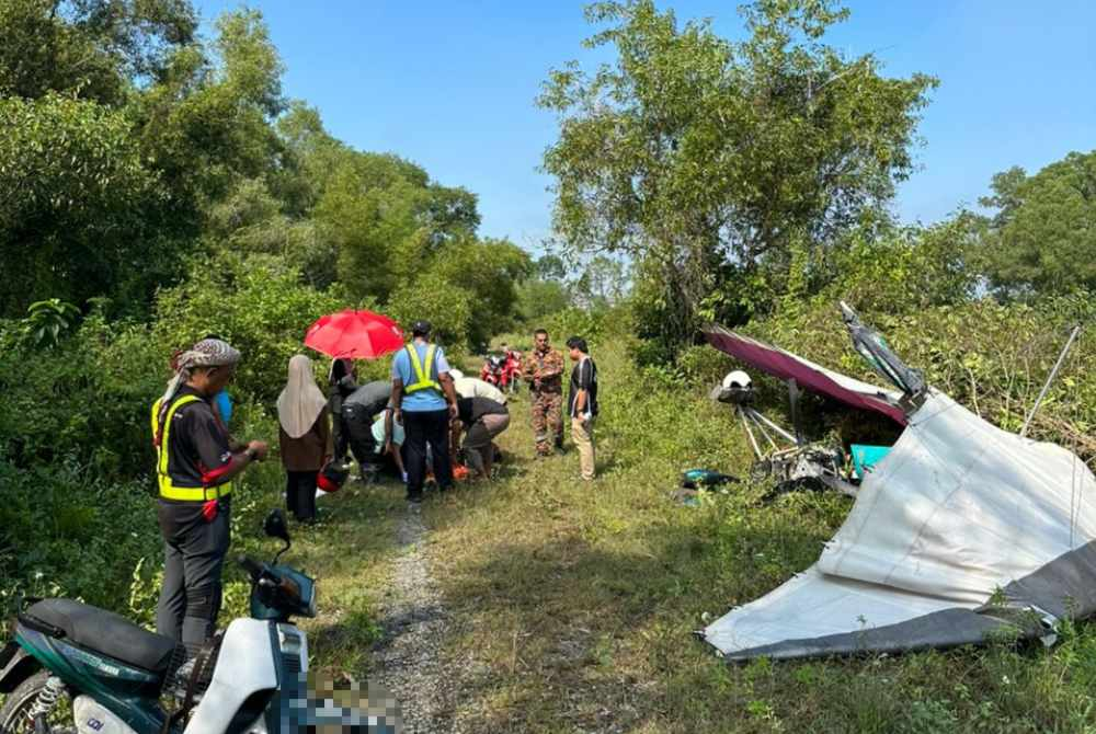  A pilot and a trainee were injured after the light aircraft they were in crashed in an open area near Tekah Airport here on Sunday. Photo courtesy of the Taiping police