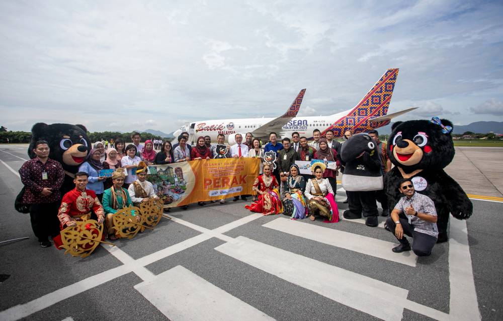 Perak Tourism, Industry, Investment and Corridor Development Committee chairman Loh Sze Yee greeting 73 passengers from Singapore who arrived on Batik Air’s inaugural flight to mark the launch of the new Ipoh–Singapore route at Sultan Azlan Shah Airport, Ipoh, today. - Bernama photo