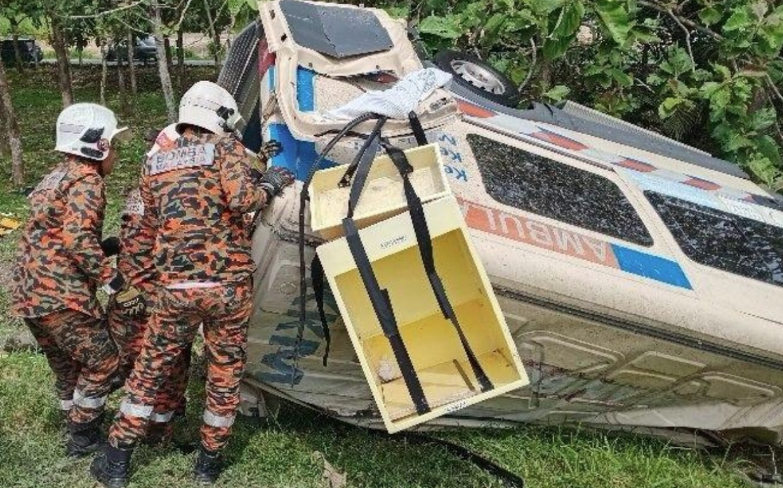 An ambulance driver died while two nurses and a patient were injured when the vehicle was involved in an accident at KM59.8 of the North-South Expressway (PLUS), southbound, here today. Photo: Fire and Rescue Department