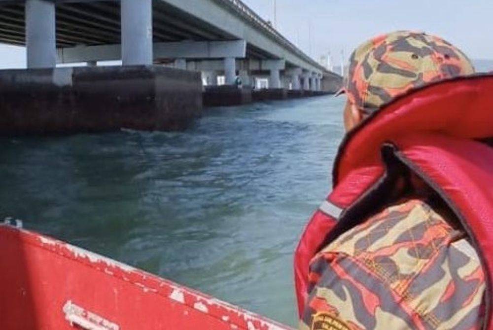 Firemen conducting a SAR operation to search for the fallen victim. Photo: Facebook