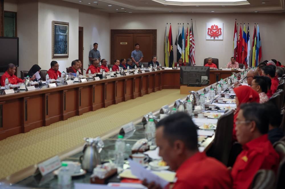 Umno leaders held brief prayers for Bung Moktar to honour his contributions. - Bernama photo