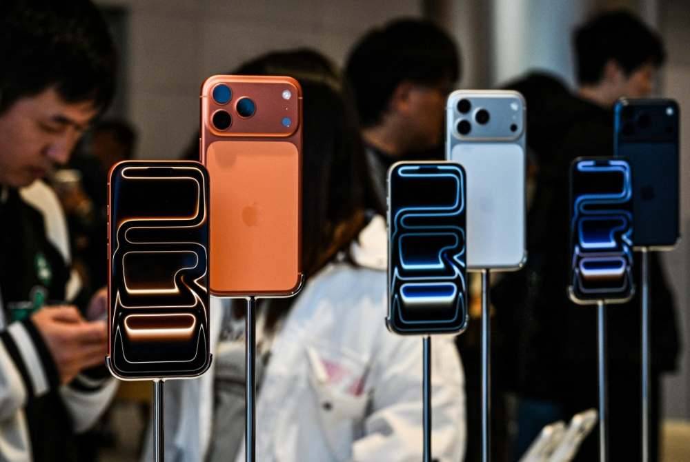 iPhone 17 models of US tech giant Apple Inc. are displayed for sale at their store in Jing'an district, in Shanghai on Nov 2. - Photo by Hector Retamal / AFP)